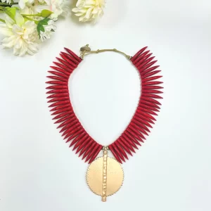 COLLAR MEDALLÓN ROJO