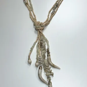 COLLAR LARGO CUERNOS BEIGE