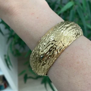 BRAZALETE MARTILLADO DORADO