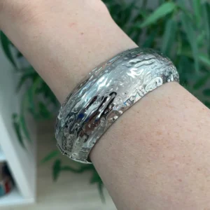 BRAZALETE MARTILLADO PLATEADO